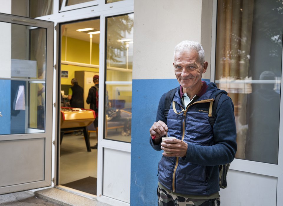 Richard boit son café devant la salle de jeux