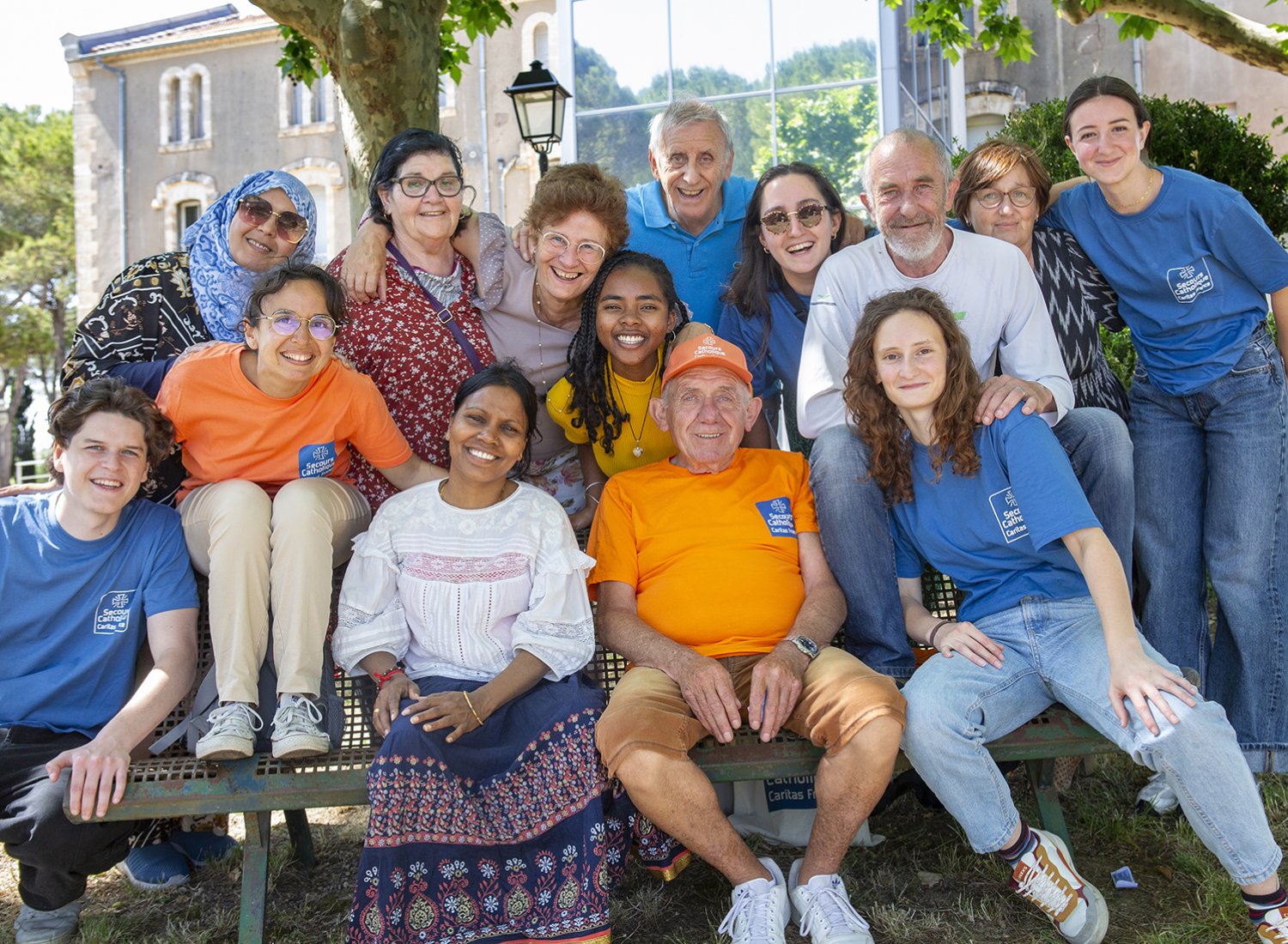 portrait de groupe de bénévoles du Secours Catholique